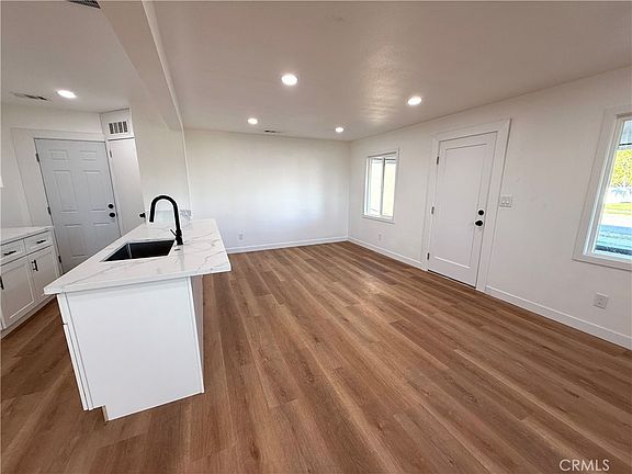 4th image of 124 S Olive Ave