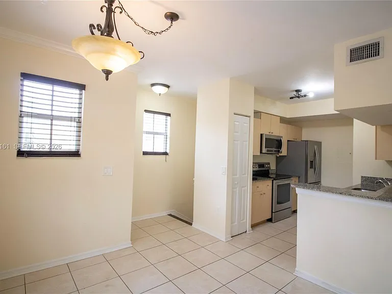 2469 Centergate Dr — Photo 2
