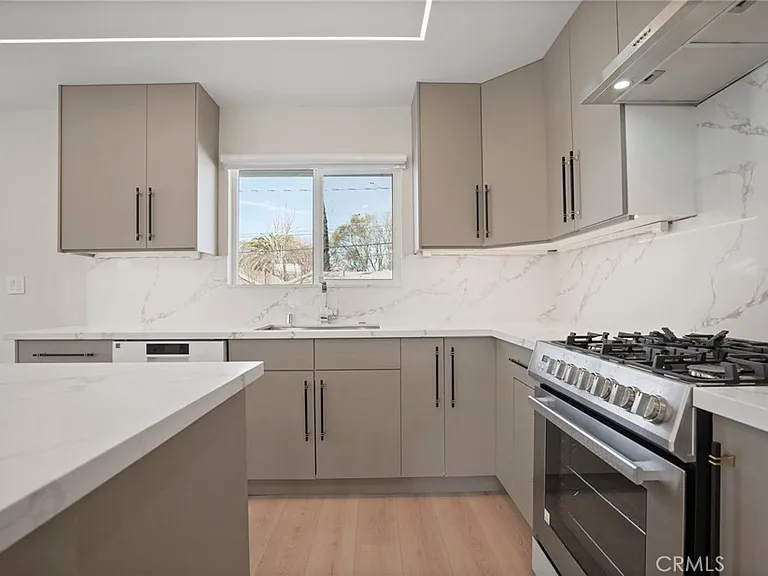 1239 N Reese Pl — Photo 7