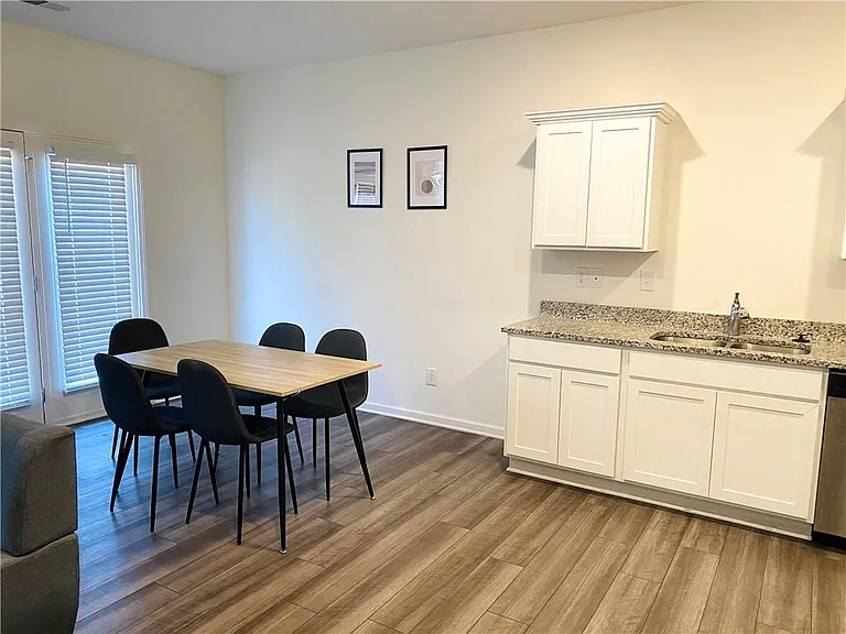 1042 Paddington Dr — Photo 4