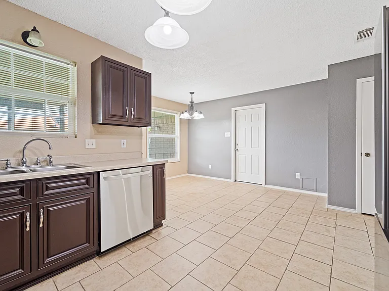 303 Carly Dr — Photo 7