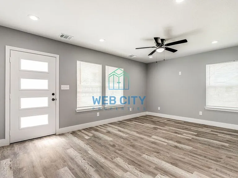 3207 Mallory Dr — Photo 2