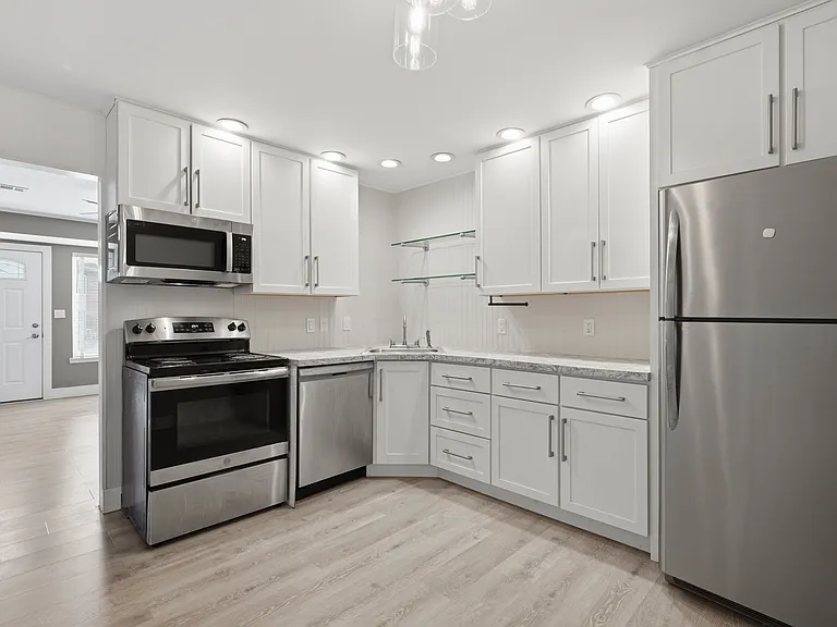 862 N Main St — Photo 3