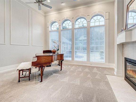 3rd image of 1075 Oasis Ct