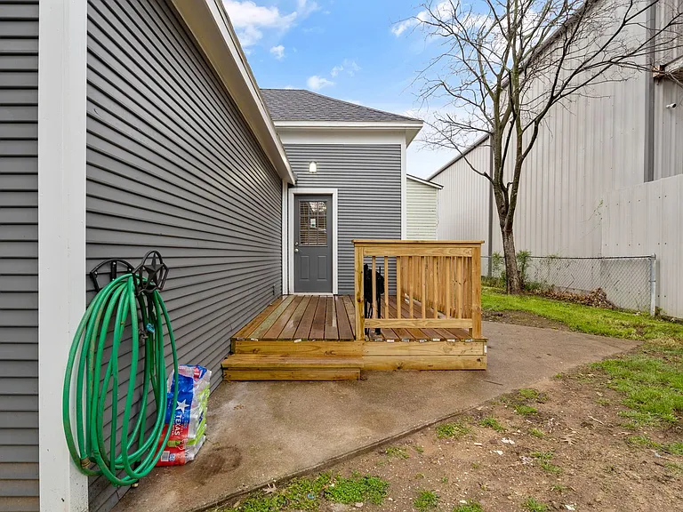 103 May Ave — Photo 37