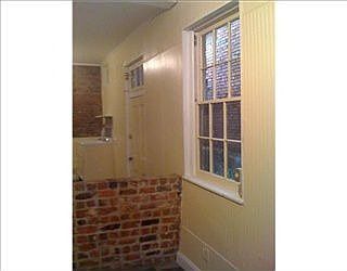 4th image of 833 Burgundy St #B