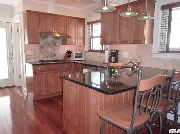 4th image of 586 Stowe Ave