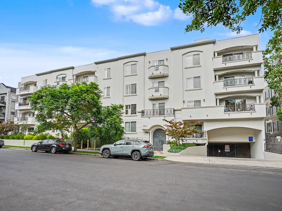 1866 Greenfield Ave #204