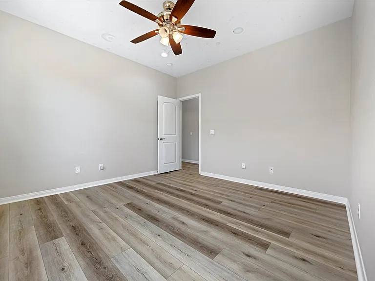 11009 Strathaven St — Photo 40