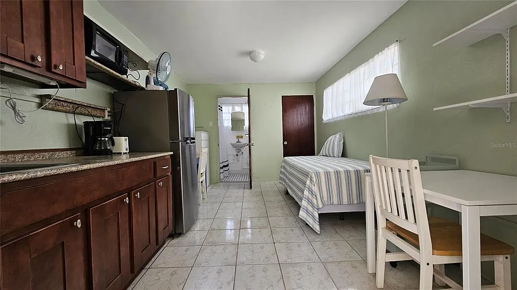Studio, 1.0 bath, $750 — Photo 2