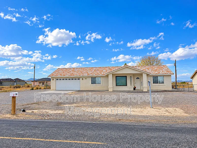 3 bed, 2.0 bath, 1597 sqft, $1,895 — Photo 2
