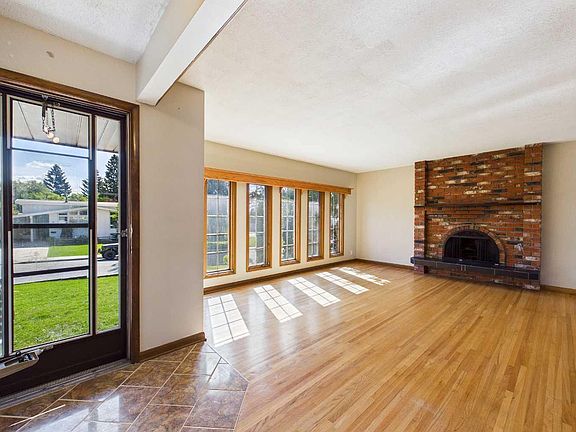 3rd image of 5 Chisholm Cres NW