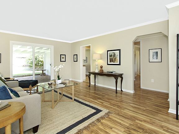 4th image of 933 Royal Oaks Dr