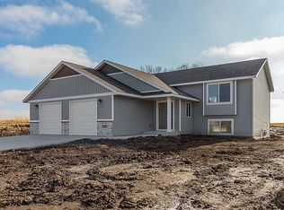 105 Oak Dr, Eagle Lake, MN 56024