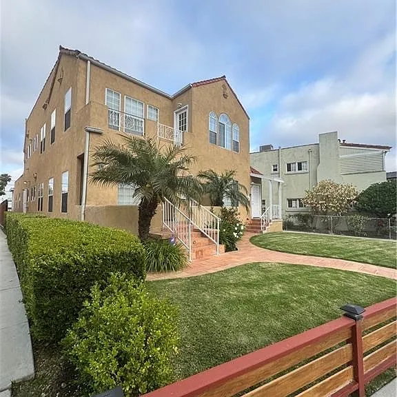 1046 S Citrus Ave — Photo 3