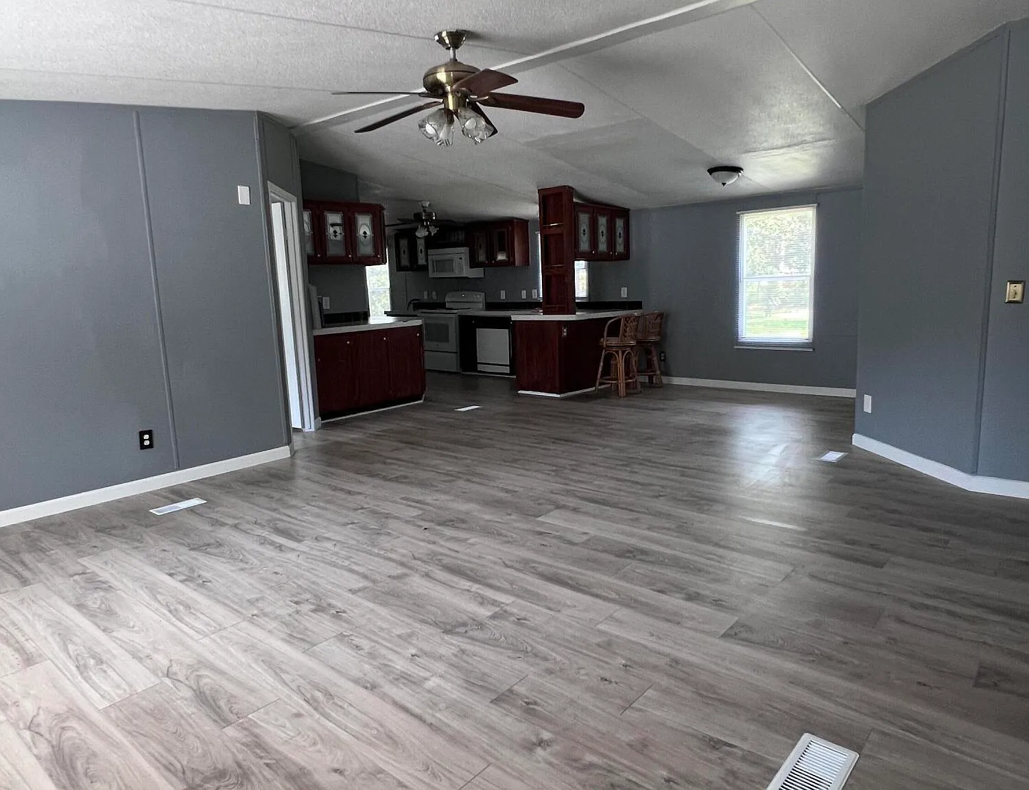 3 bed, 2.0 bath, 1296 sqft, $1,600 — Photo 3