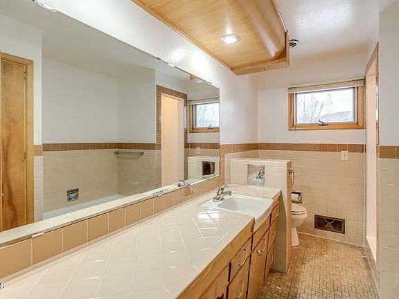 5th image of 1519 E Divide Ave #1