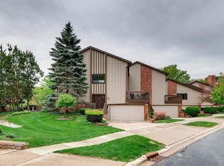 19 Windward Cir, Willowbrook, IL 60527
