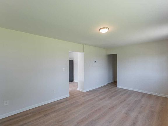 4th image of 2359 Chateau St