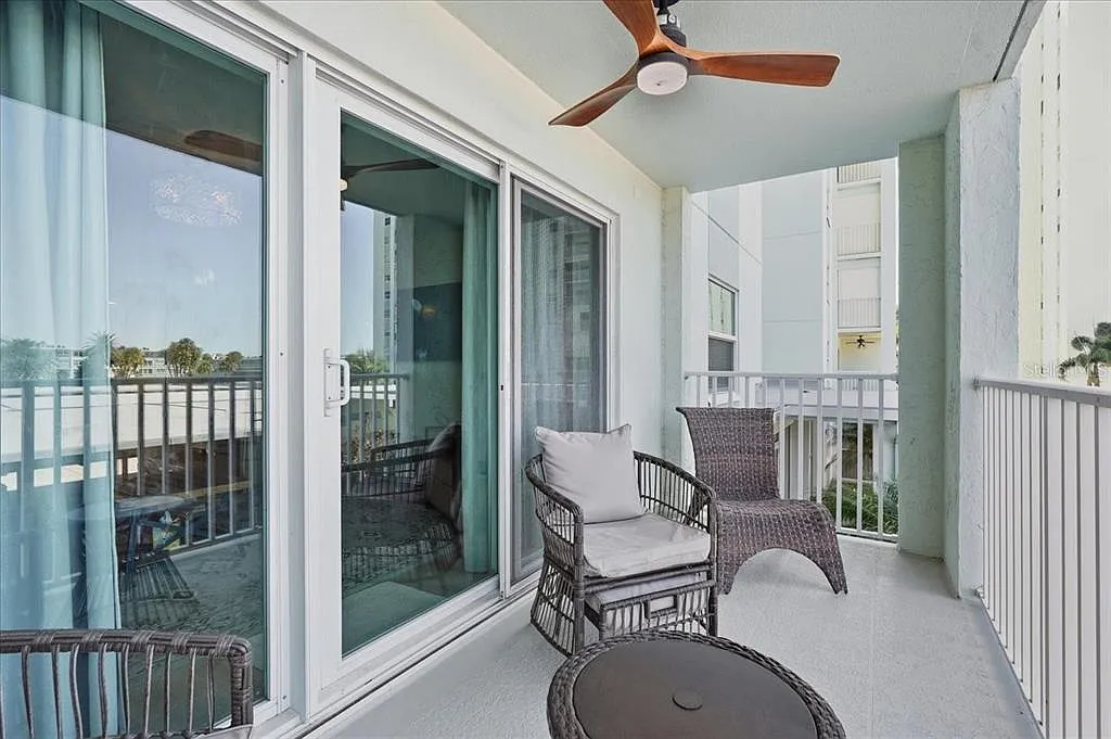 1 bed, 1.5 bath, 843 sqft, $2,395 — Photo 3