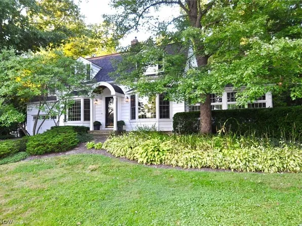 8282 Valley Dr, Chagrin Falls, OH 44023
