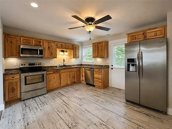 5th image of 814 Bristol Dr