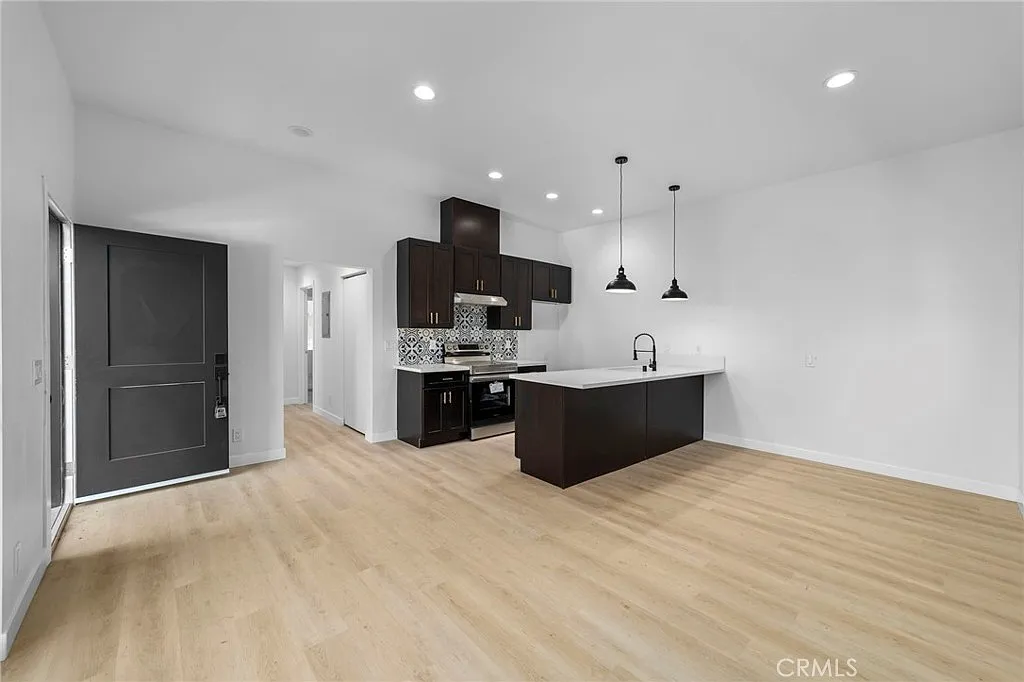 2 bed, 840 sqft, $3,250 — Photo 3