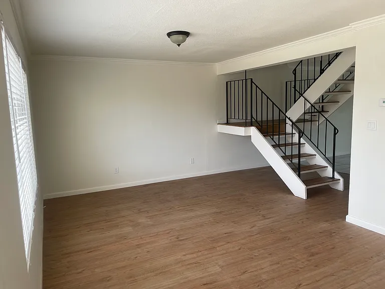 4066 Weymouth Ln — Photo 2