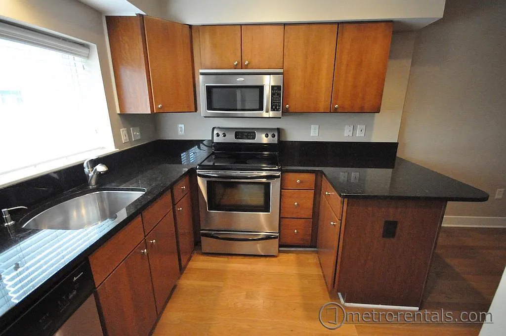 1 bed, 1.5 bath, 832 sqft, $1,500 — Photo 3