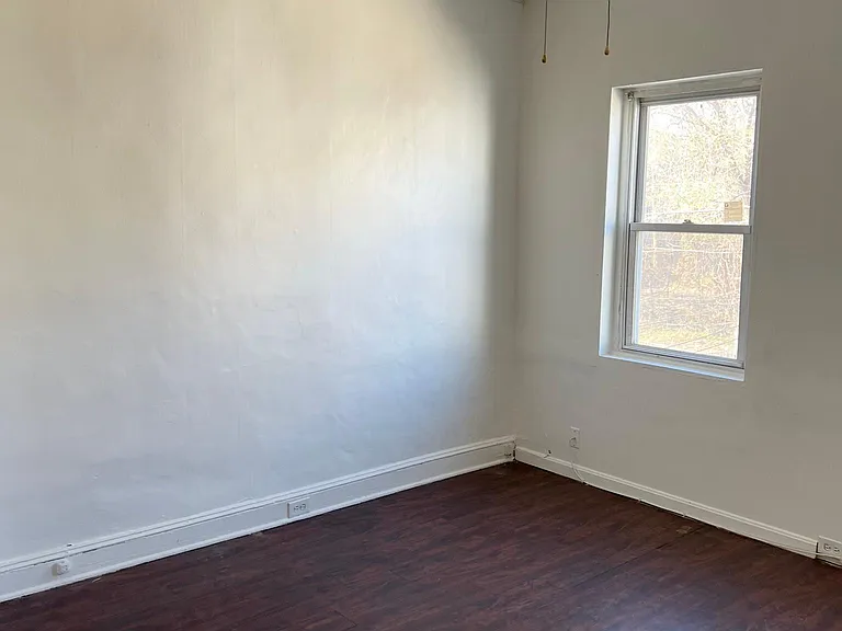 2718 Baker St — Photo 3