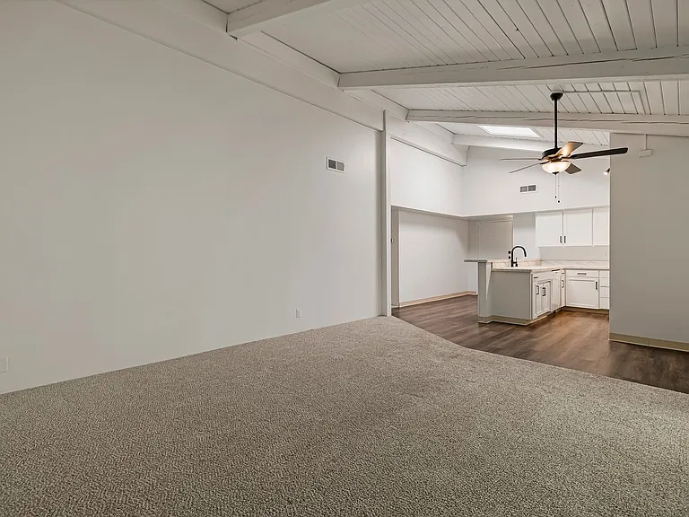 Villa Del Mar Apartments — Photo 18