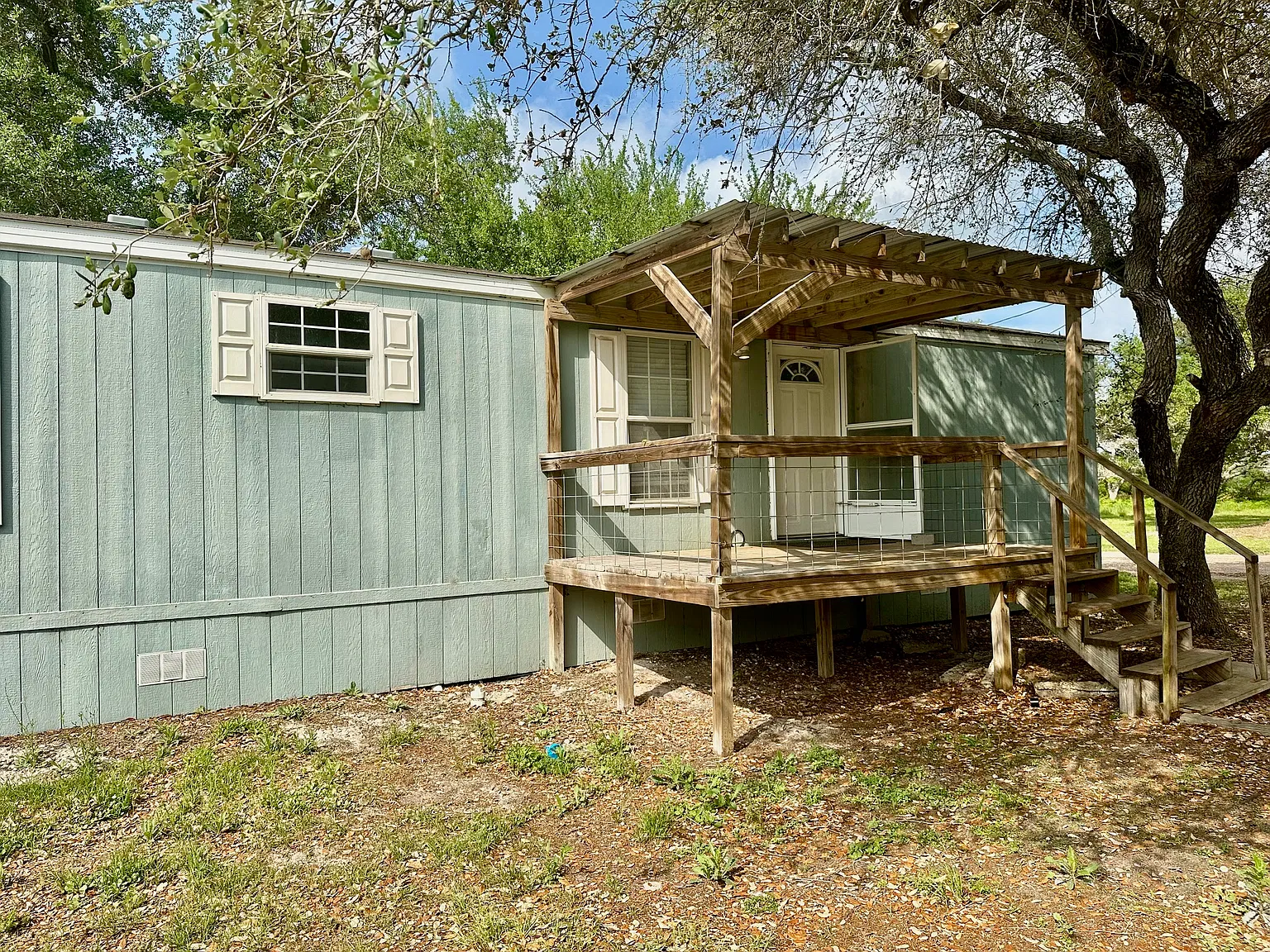 3 bed, 896 sqft, $1,350 — Photo 1