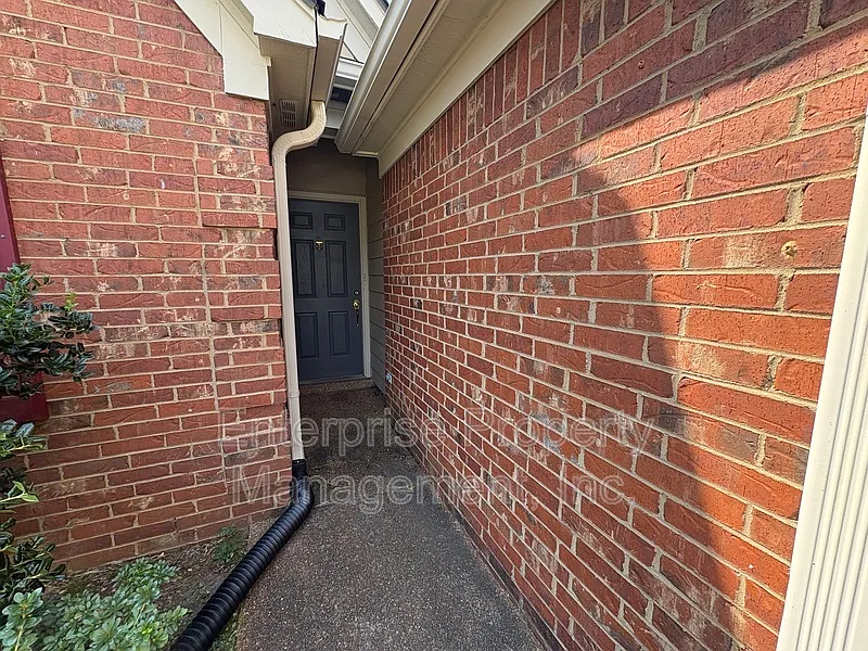 3 bed, 2.0 bath, 1381 sqft, $1,700 — Photo 2