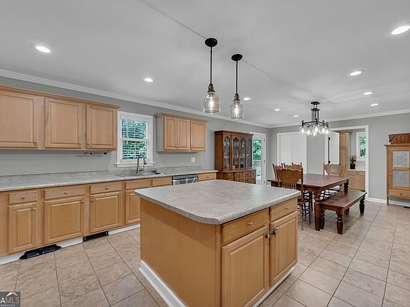 5th image of 946 Riverdale Rd