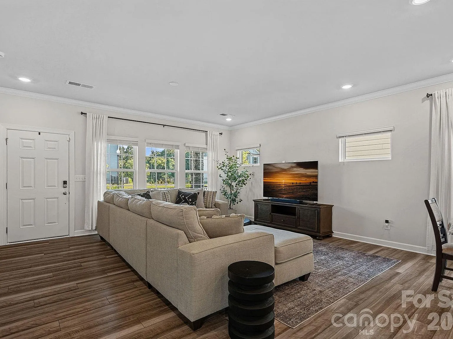 3 bed, 2.5 bath, 1972 sqft, $2,500 — Photo 3