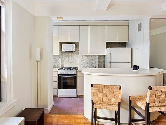 3rd image of 321 E 54th St APT 3G