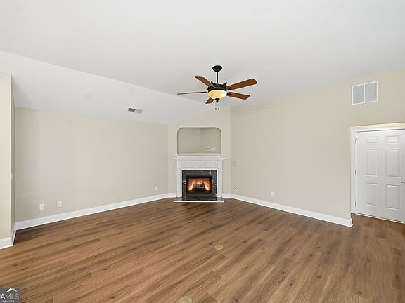 3rd image of 309 Jessica Way