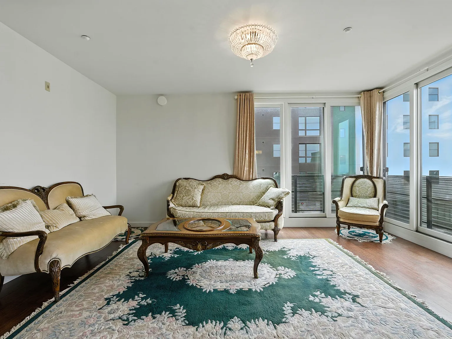 3 bed, 1251 sqft, $5,200 — Photo 3