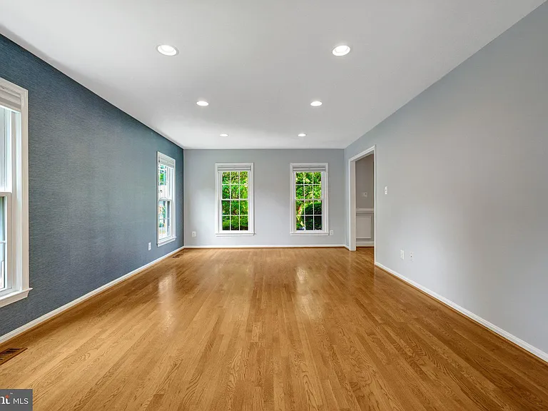 8995 Parliament Dr — Photo 21