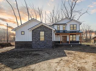 241 Maplehill Rd, Rochester, MI 48306