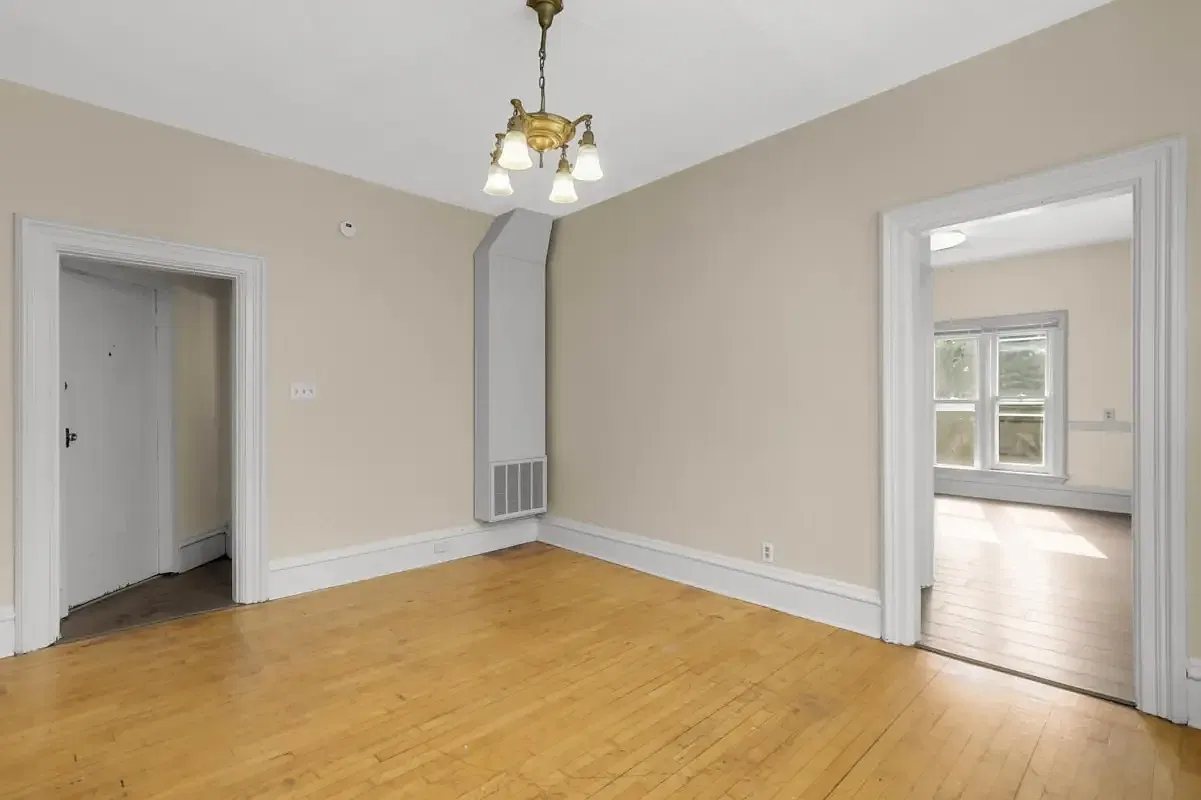 226 Gramercy Ave — Photo 3