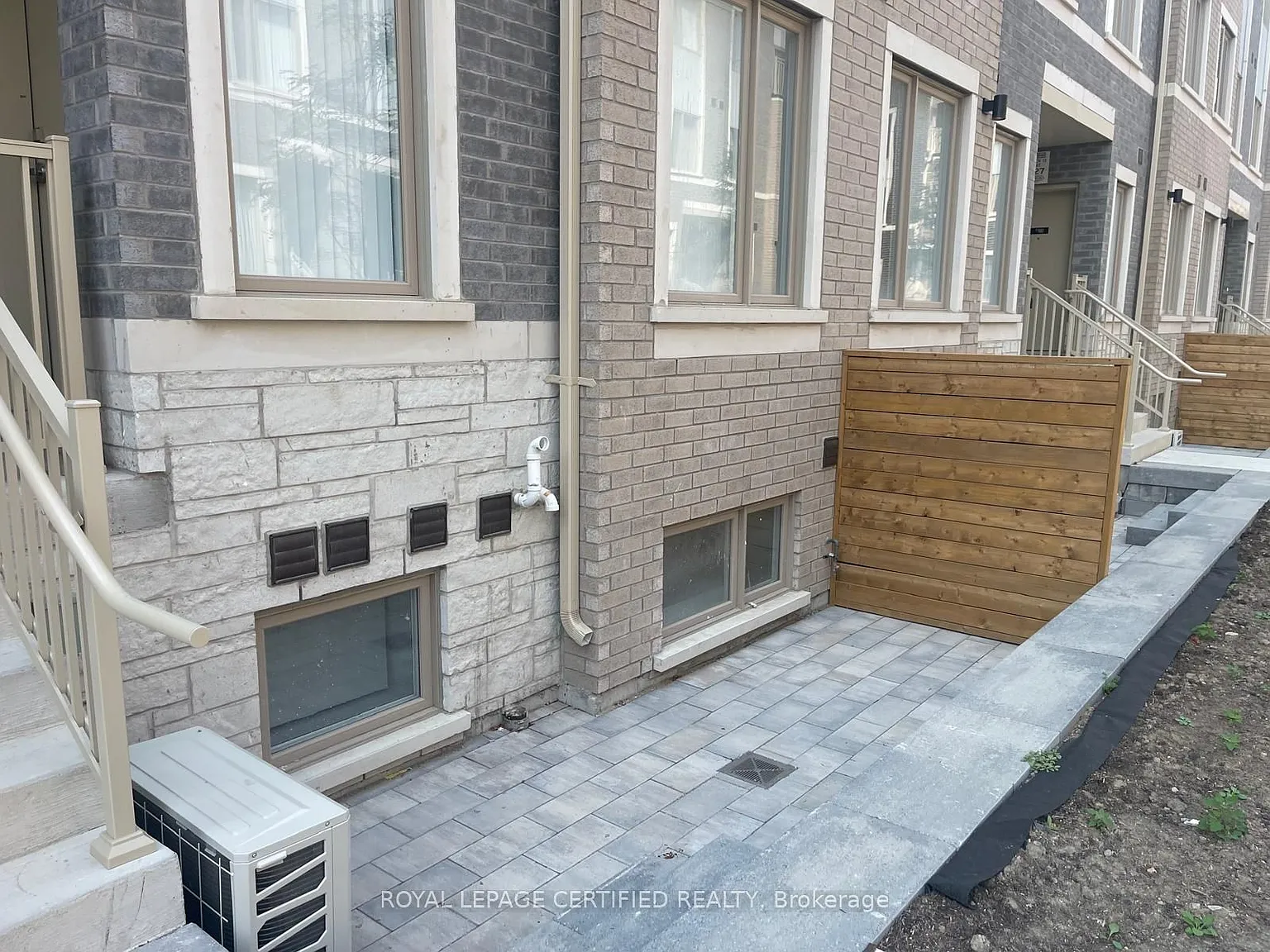 151 Honeycrisp Cres — Photo 2
