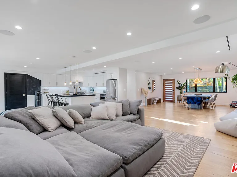 22745 Erwin St — Photo 24