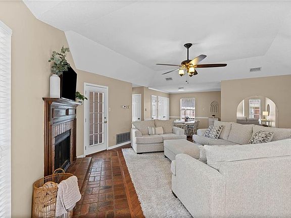 3rd image of 1004 Louise Ave