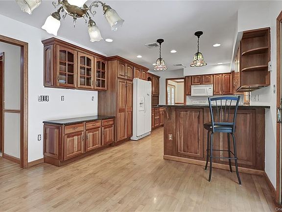 3rd image of 40 Hickory Dr