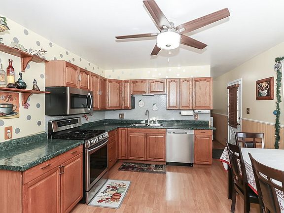3rd image of 419 Robinhood Dr