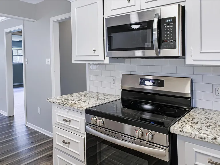 2405 Powell St — Photo 19