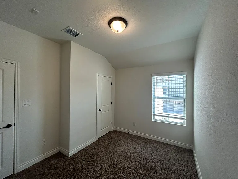 320 Untermaier St — Photo 15