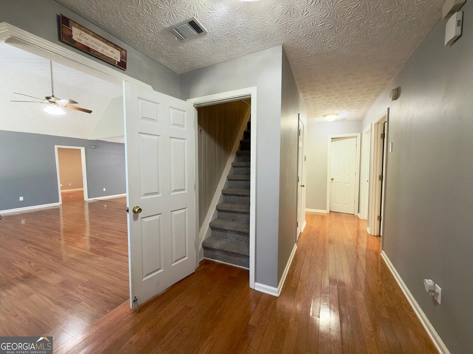 3 bed, 3.0 bath, 2323 sqft, $2,300 — Photo 2
