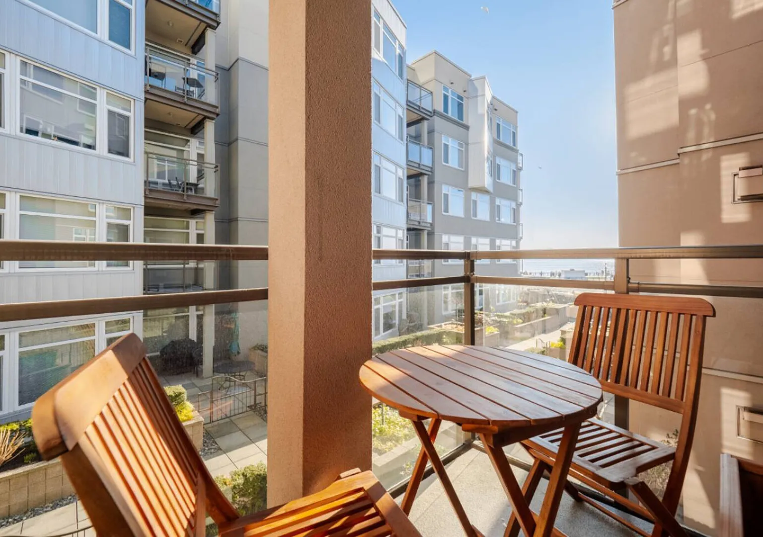 Waterfront Spacious 1BR+Den Walk to Pike Place — Photo 4
